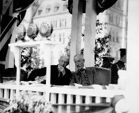 Le vicomte Willingdon (à droite) et l’honorable J.C. Elliott (à gauche) lors d’une cérémonie célébrant le Jubilé de diamant de la Confédération. Date : Juillet 1927. Photographe : Inconnu. Référence : Bibliothèque et Archives Canada, PA-027554.